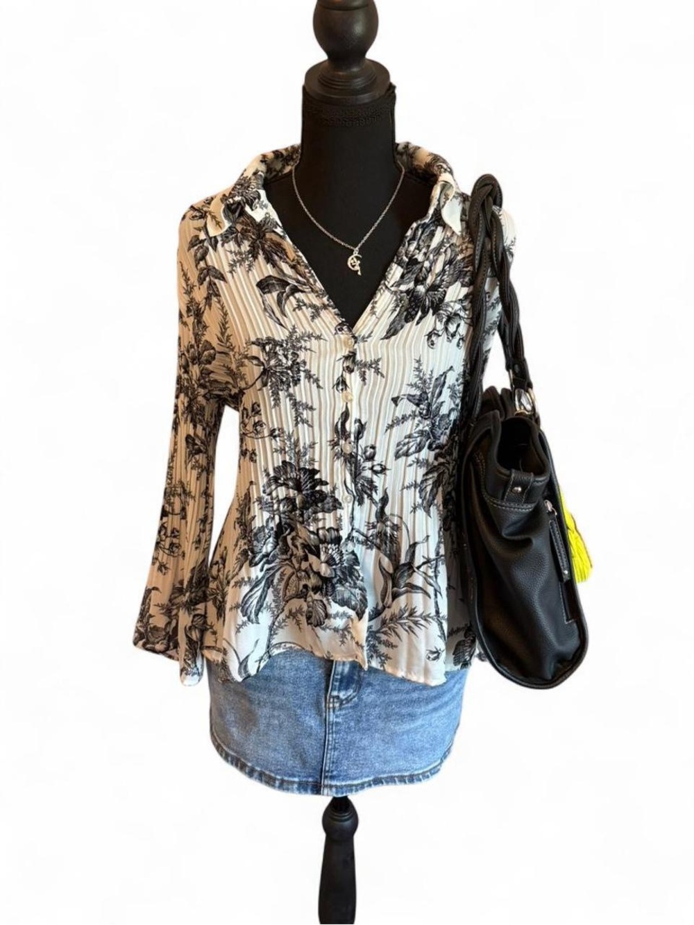 Sunny Leigh Floral Print Button-Front Blouse in Black and Cream, Size M